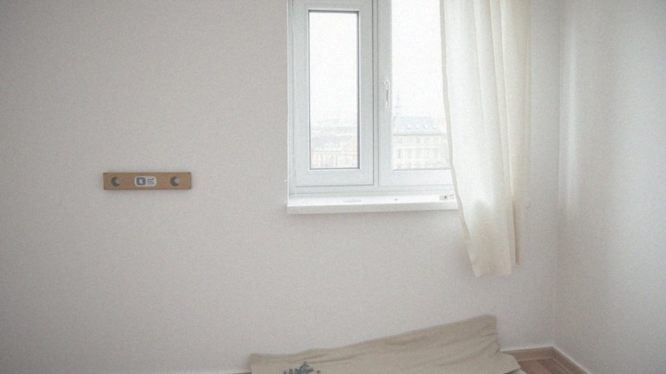 Jakie są typowe błędy przy montażu karniszy i jak ich unikać?